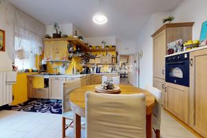 Luminoso 4 vani con atrio interno, comodi balconi