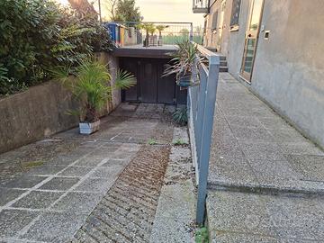 Vendita bilocale zona ronco con annessiduemagazzin