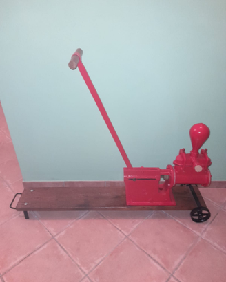 Pompa manuale da vino anni 70