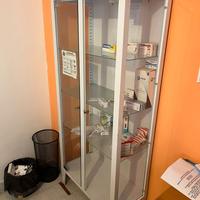 Carrello medico inox + armadietto vetrina in metal