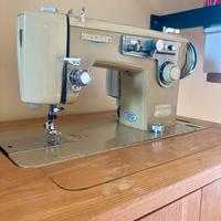 Mobile legno con macchina da cucire vintage