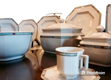 Servizio di piatti e caffe moderno