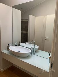 Mobile bagno e lavabo. 