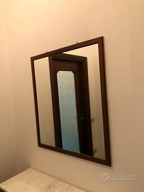 Specchio con cornice in legno