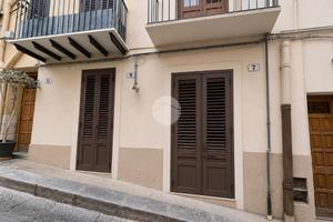 MONOLOCALE A CARINI