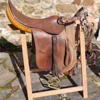 Sella da cavallo inglese con briglie 