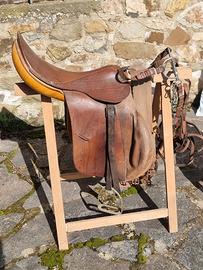 Sella da cavallo inglese con briglie 