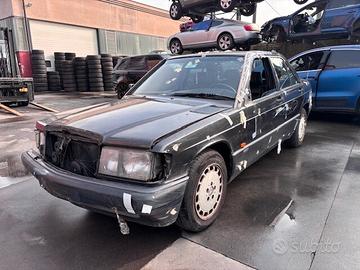 Per ricambi o intera Mercedes 190 con interno in p