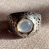 Anello etnico in argento e pietra di luna