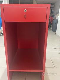 Mobiletto rosso con cassetto