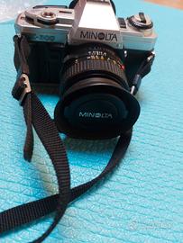 macchina fotografica Minolta, con obviettivo