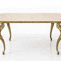 Tavolino in stile classico con piano in marmo.