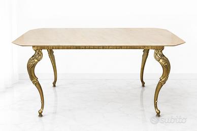 Tavolino in stile classico con piano in marmo.