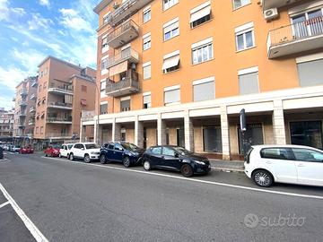 Aurelio - negozio fronte chiesa e scuola