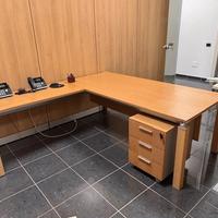 Scrivania angolare direzionale in legno con casset