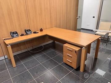 Scrivania angolare direzionale in legno con casset