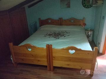 2 letti singoli in legno massello con intaglio
