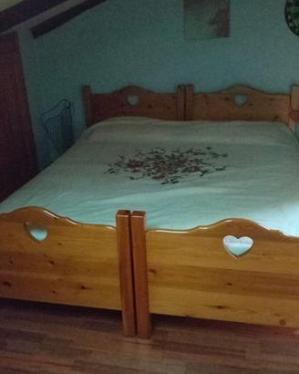 2 letti singoli in legno massello con intaglio