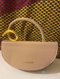 Brosa a Mano mezza luna nude beige con dettaglio
