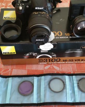 Nikon D3100 con accessori