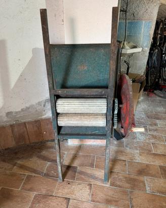 Pigiatrice manuale per uva vintage