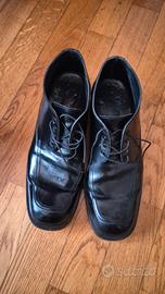scarpe in pelle nera e suola un cuoio