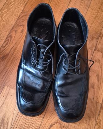 scarpe in pelle nera e suola un cuoio