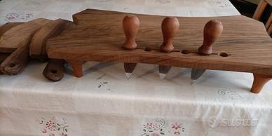 tagliere con coltellini