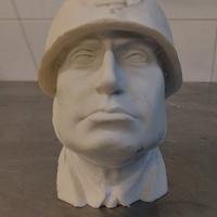 testa di mussolini in polvere di marmo.