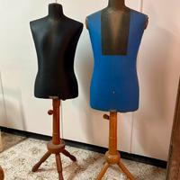 Manichini vintage regolabili su treppiedi in legno