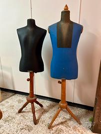 Manichini vintage regolabili su treppiedi in legno