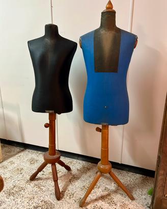 Manichini vintage regolabili su treppiedi in legno