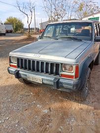 Autocarro jeep cherokee