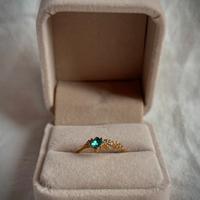 Anello dorato con pietre