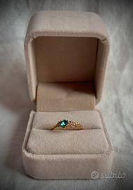 Anello dorato con pietre