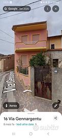 Casa con piccolo cortile