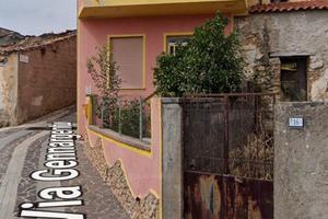 Casa con piccolo cortile