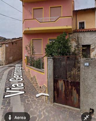 Casa con piccolo cortile