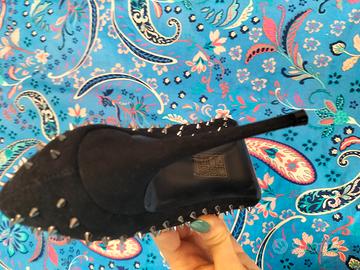 Décolleté borchiate