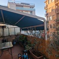 Pergola in metallo con tenda a rullo