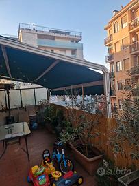 Pergola in metallo con tenda a rullo