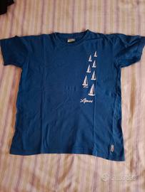 maglietta blu con barche