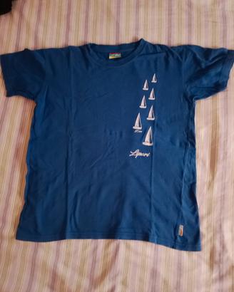 maglietta blu con barche
