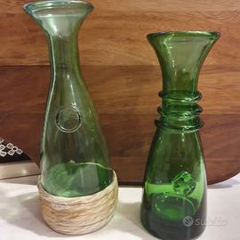 coppia di vecchie brocche per vino in vetro verde