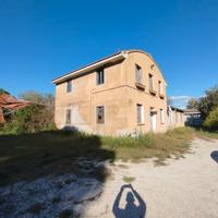 Stabile pluriuso con terreno