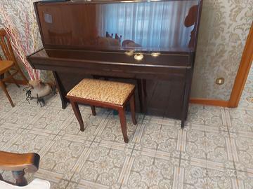 Pianoforte PETROF a parete.