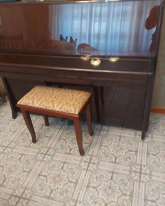 Pianoforte PETROF a parete.
