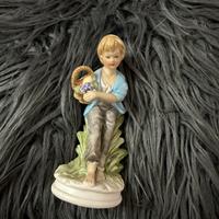 Statuina vintage ragazzo con cesto di frutta