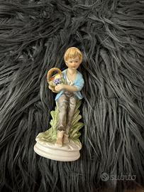 Statuina vintage ragazzo con cesto di frutta