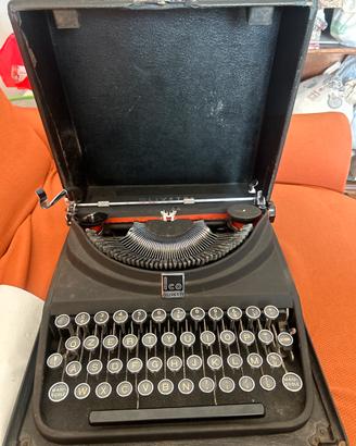 Macchina da scrivere olivetti